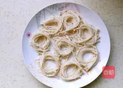 Illustration of how to make quail eggs stuffed with enoki mushrooms 3