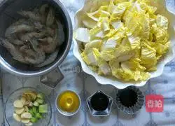 Chinese stir-fry with shrimp and cabbage in iron pot Illustration of how to do it 1