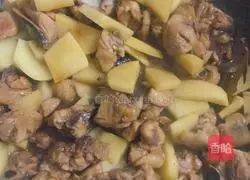 Illustration of how to make potato stewed chicken legs 4