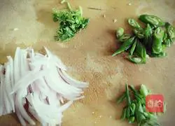 Illustration of how to make spicy shredded chicken 2