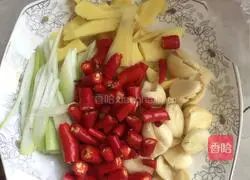 Illustration of how to make pickled cabbage and beef skin 4