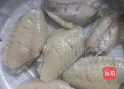 Illustration of how to make chicken wings stuffed with black soy sauce and wine 3