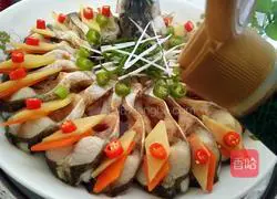 Illustration of how to open a peacock's tail 9