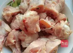 Illustration of how to make stewed potatoes with wing roots 2