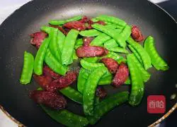 Illustration of how to make fried sausage with snow peas 7