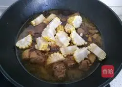 Illustration of how to make corn and duck legs stew 16