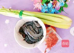 Illustration of how to stir-fry shrimps with celery 1