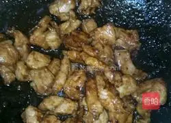 Illustration of how to make garlic and cumin pork cubes 4