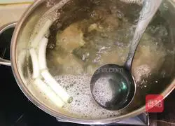 Illustration of how to cook ox tail bone and radish stew 8