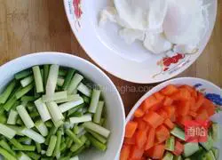 Fish-flavored Illustration of how to make poached eggs 1