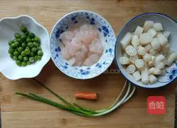 Illustration of how to make fried shrimps with lotus root and strips 1