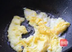 Illustration of how to make fried chili eggs with sauce 3