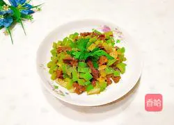 Illustration of how to make stir-fried beef tendons with celery 15