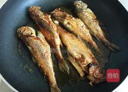 Illustration of how to make fried yellow croaker 9