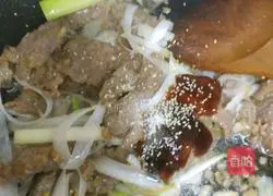 Beef is eaten quickly, tenderly and not fat.Illustration of how to stir-fry beef with green onions 19
