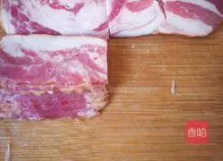 Illustration of how to make bacon and enoki mushroom rolls 1