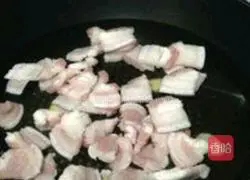 Illustration of how to stew vermicelli with pork and cabbage 2