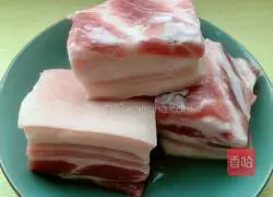 Illustration of how to make beer braised pork 1