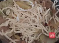 Illustration of how to make pork, cabbage and potato stewed vermicelli 12