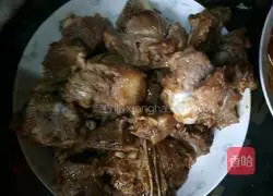 Illustration of how to make braised pork ribs with braised eggs 6