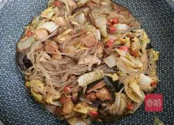 Illustration of how to make braised vermicelli with cabbage and pork 8