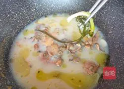 Illustration of how to cook river clams with pickled vegetables 9