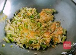 Illustration of how to make scrambled eggs with spring bamboo shoots 7