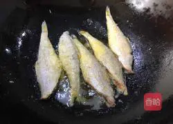 Illustration of how to make dry-fried white-scaled fish 7