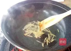 Illustration of how to stir-fry garlic leaves and dried fragrant 3