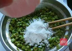 Illustration of how to make steamed dumplings with spiced green beans 7