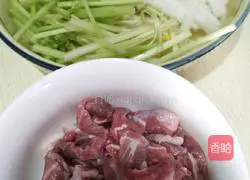 Illustration of how to make simple stir-fried radish, celery and meat slices 1