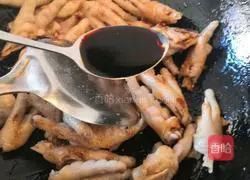  Illustration of how to make braised chicken feet with potatoes and carrots 7