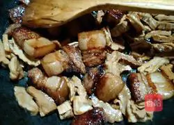 Illustration of how to make braised pork with dried bamboo shoots 8
