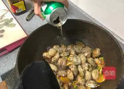 Illustration of how to stir-fry scallops with beer 7