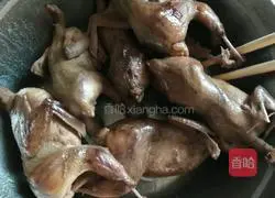 Illustration of how to make braised quail 4