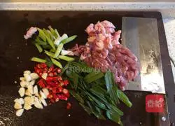 Illustration of how to braise smoked bamboo shoots in oil, shredded smoked bamboo shoots and dried fried meat 5