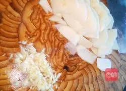 Illustration of how to make fried meat and potatoes 1