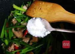 Illustration of how to make fried shredded pork with celery 19