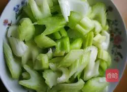 Illustration of how to stir-fry walnuts with celery 3