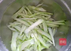 Illustration of how to stir-fry brussel sprouts with minced garlic 10