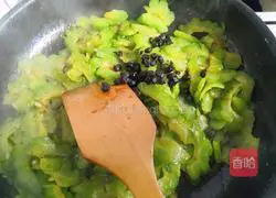 Illustration of how to make fried bitter melon with sliced meat 15