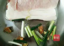 Illustration of how to cook twice-cooked pork with garlic moss 3