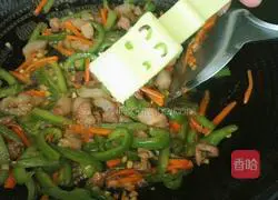 Illustration of how to make fried meat with carrots and green peppers 14
