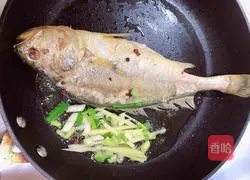Illustration of how to cook yellow croaker with homemade sauce 8