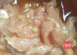 Illustration of how to stir-fry cauliflower with shredded red pepper and pork 2