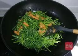 Illustration of how to make fried chive flowers with shrimps 15