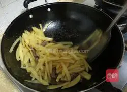 Illustration of how to make fried beef with potatoes 8