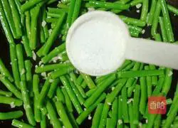 Illustration of how to make beef and beans bento 9