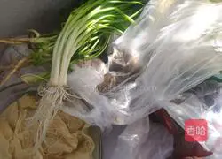 Illustration of how to make spicy pot with instant noodles seasoning 1