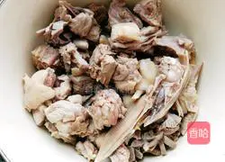 Illustration of how to make vinegar-blooded duck 4